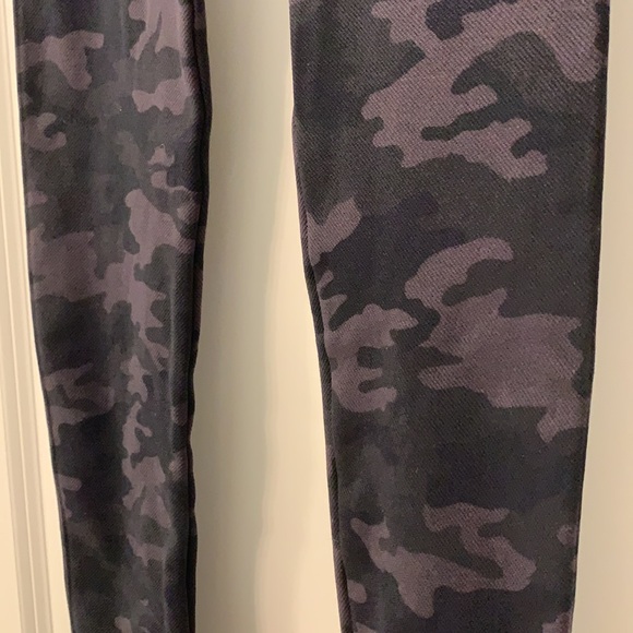 New SPANX Look at me Now Camo Leggings Cropped XS - Picture 6 of 7